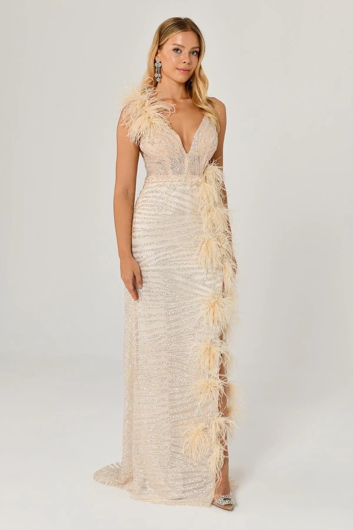 فستان سهرة طويل مزين بالترتر مع أوتريس