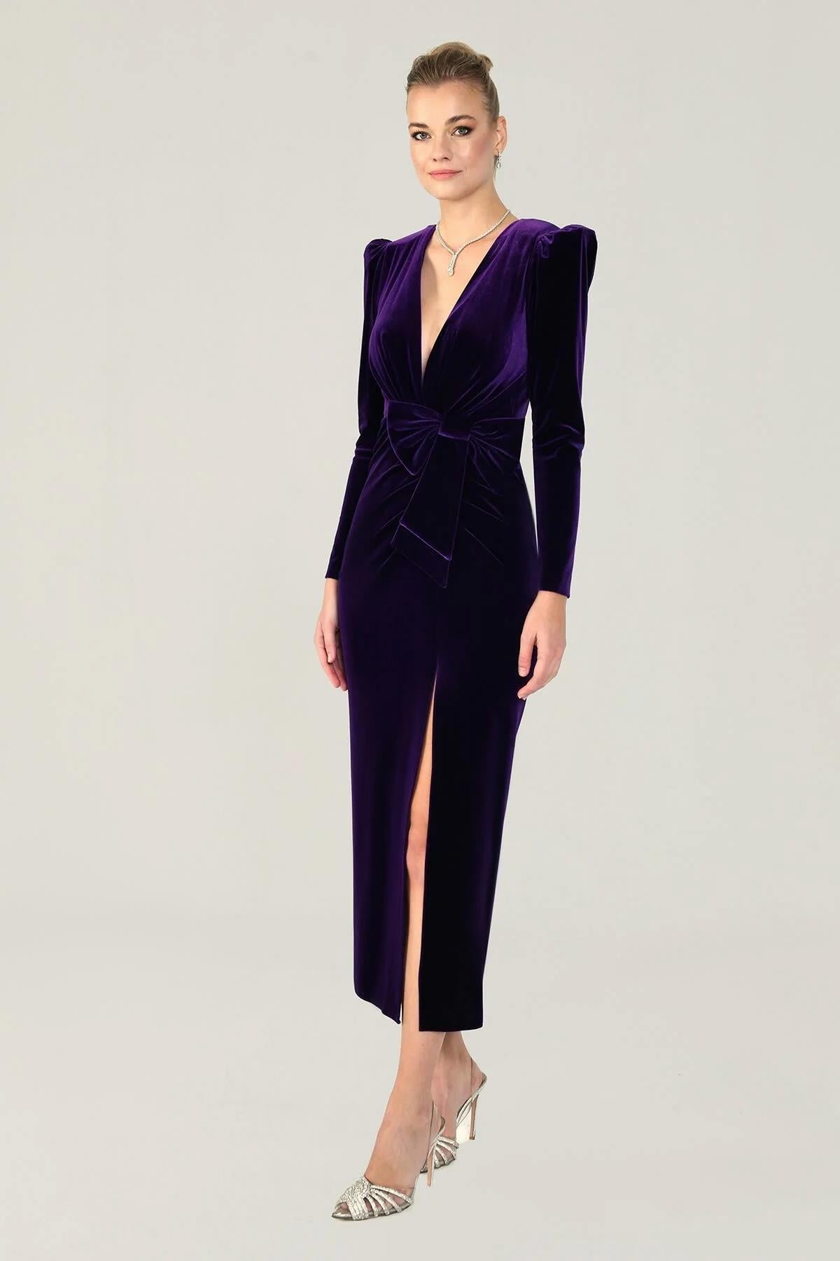 فستان سهرة طويل مخملي بفتحة رقبة على شكل V عميقة