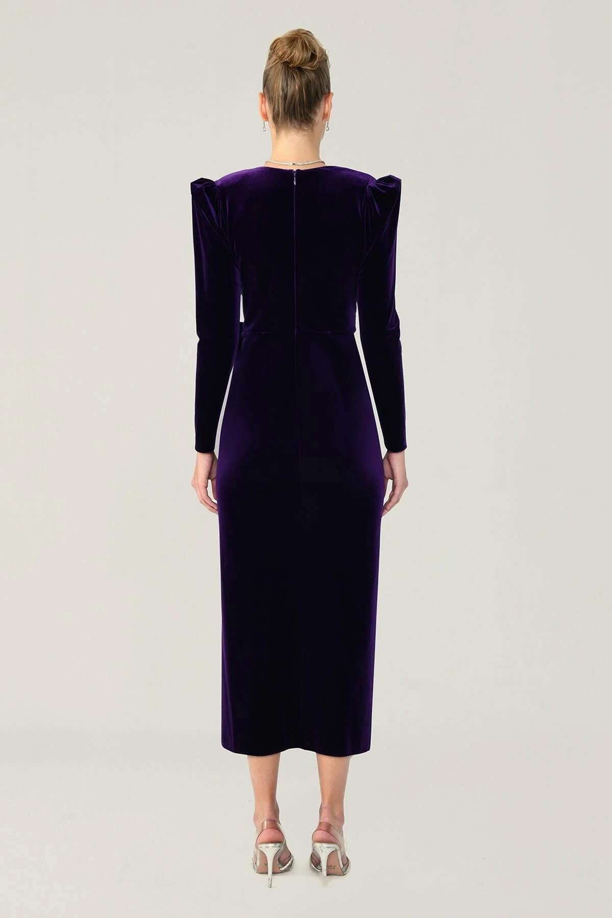 فستان سهرة طويل مخملي بفتحة رقبة على شكل V عميقة