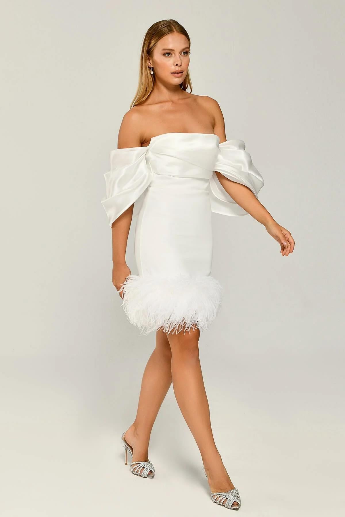 Düşük Omuz Eteği Tüylü Saten Mini Elbise