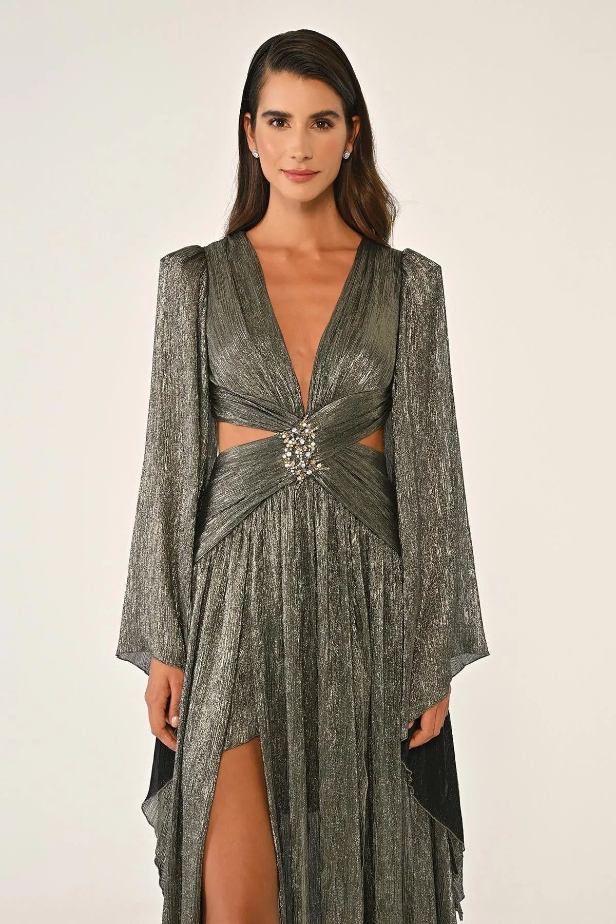 فستان سهرة طويل من الشيفون بفتحة رقبة على شكل حرف V وظهر منخفض وبروش أمامي