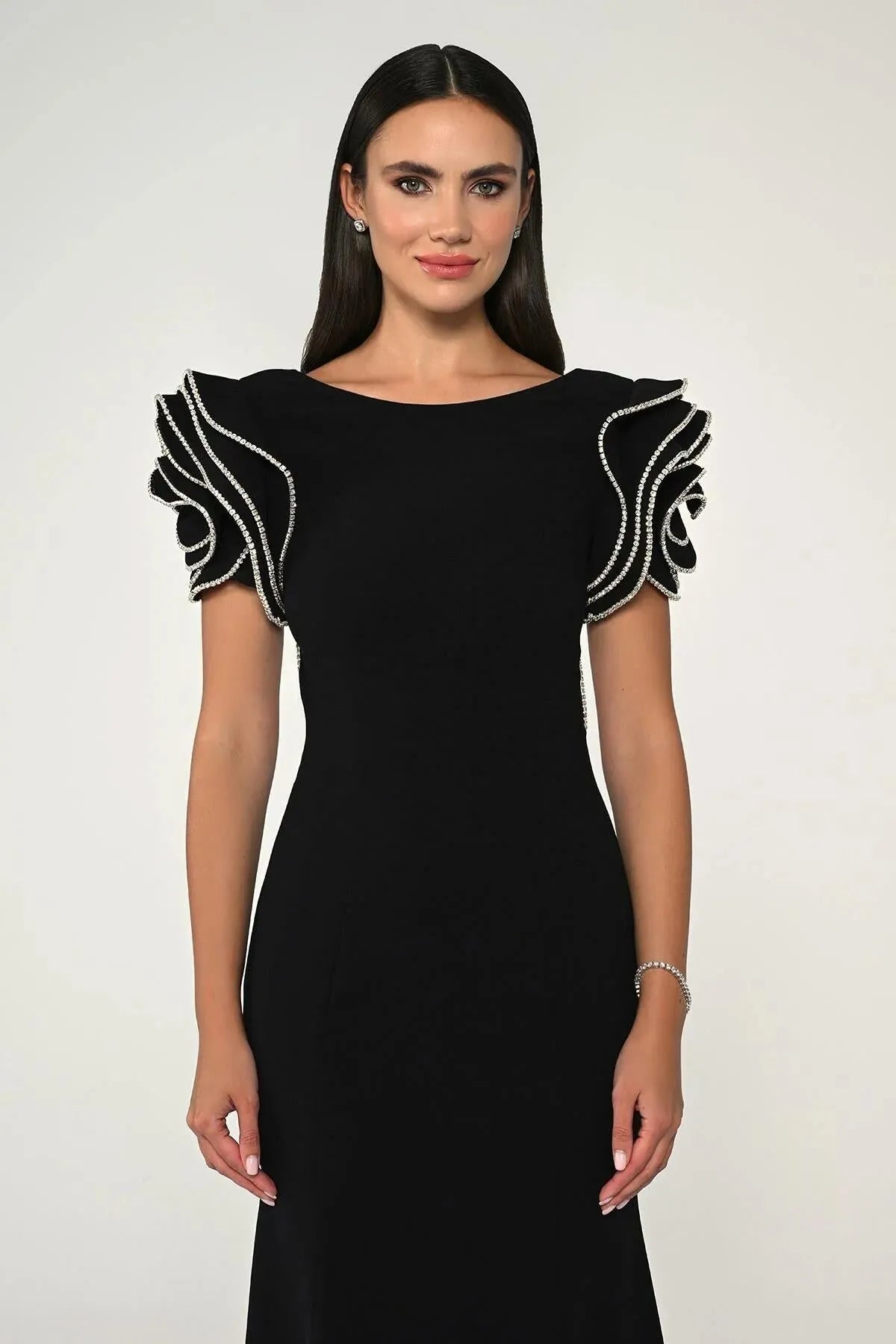 فستان سهرة طويل من الكريب مع أحجار على الكتفين