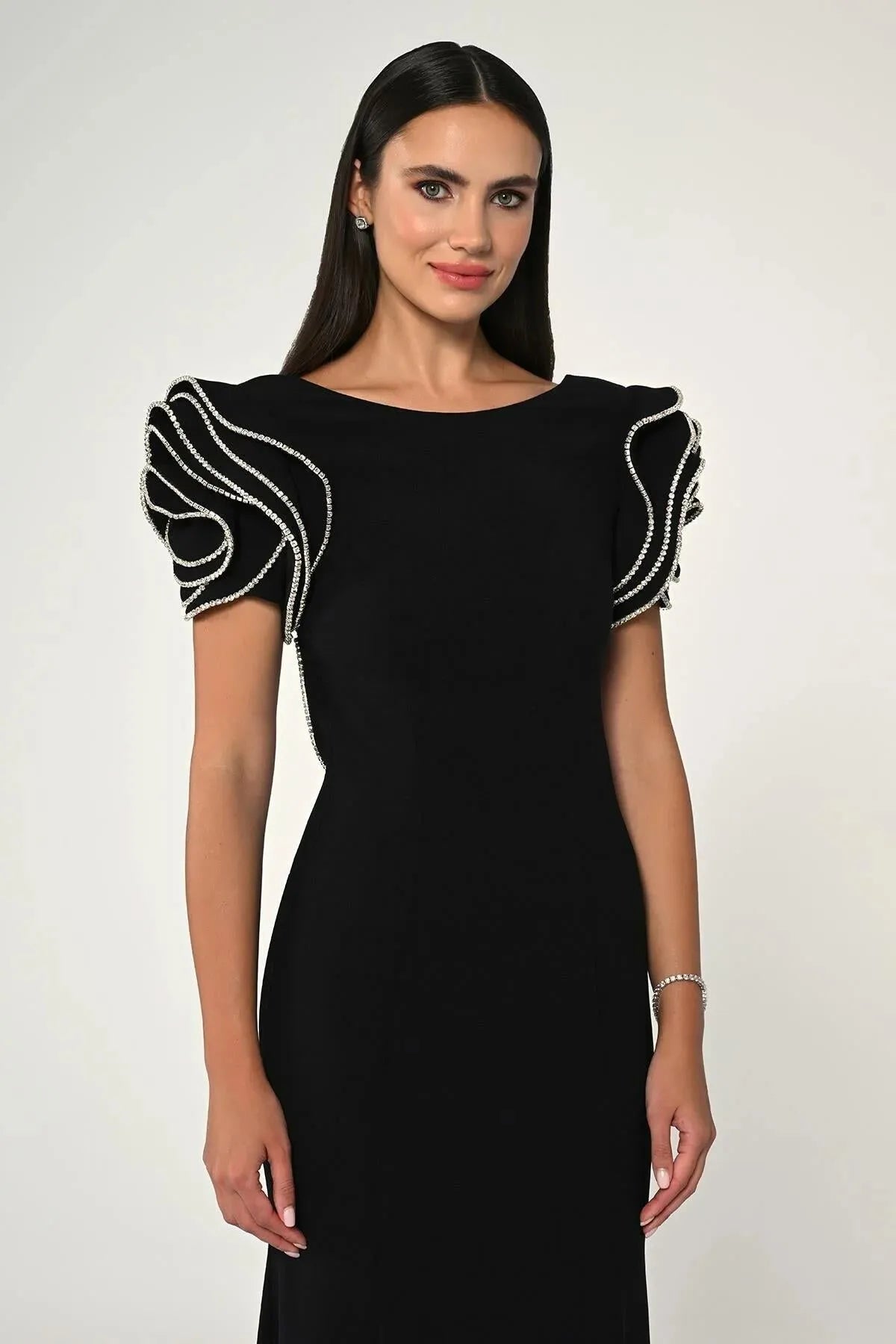 فستان سهرة طويل من الكريب مع أحجار على الكتفين