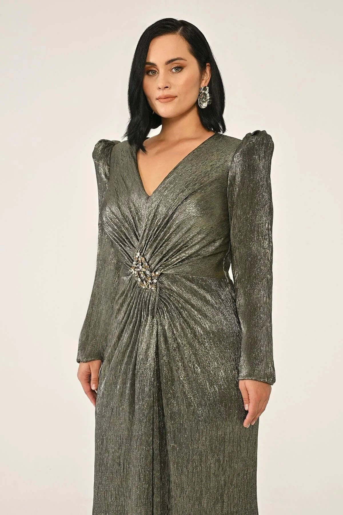 Uzun Kollu Vatkalı Broşlu Parlak Uzun Abiye Elbise