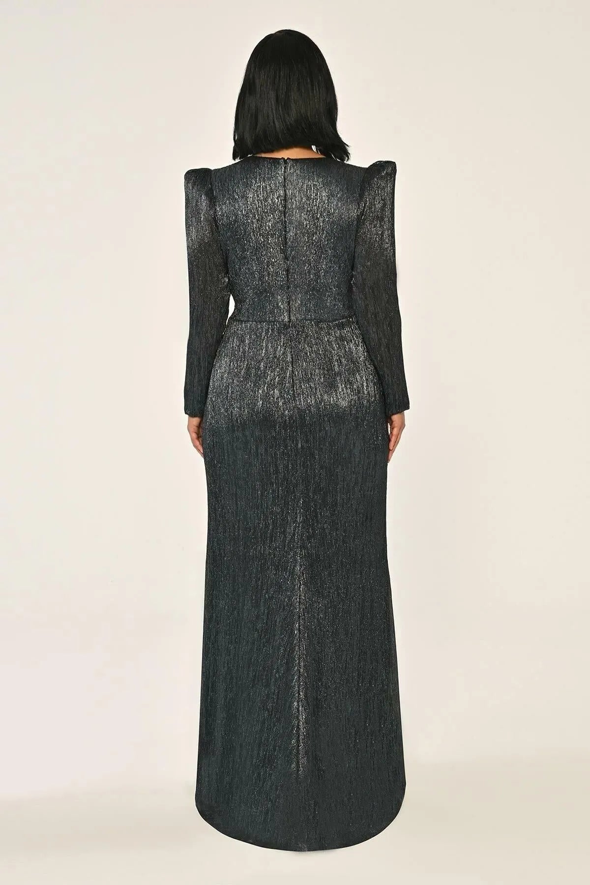 Uzun Kollu Vatkalı Broşlu Parlak Uzun Abiye Elbise