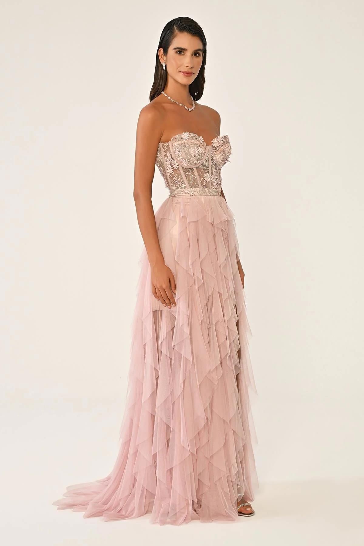 فستان سهرة طويل شفاف مع تنورة من التول متعدد الطبقات