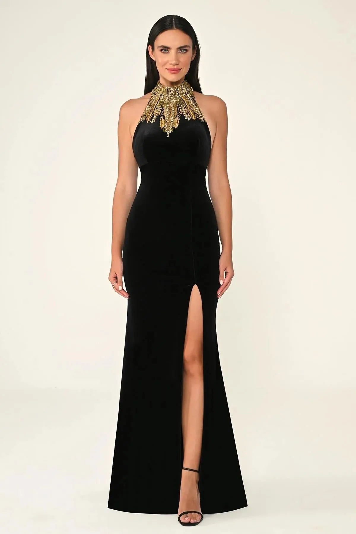 فستان سهرة مخملي طويل بدون أكمام مع أكسسوارات للرقبة والظهر