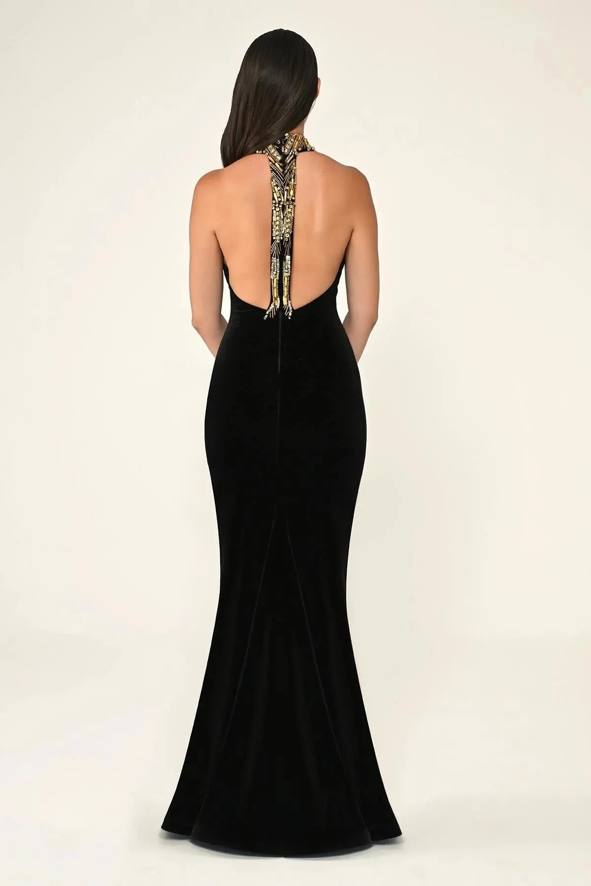 فستان سهرة مخملي طويل بدون أكمام مع أكسسوارات للرقبة والظهر