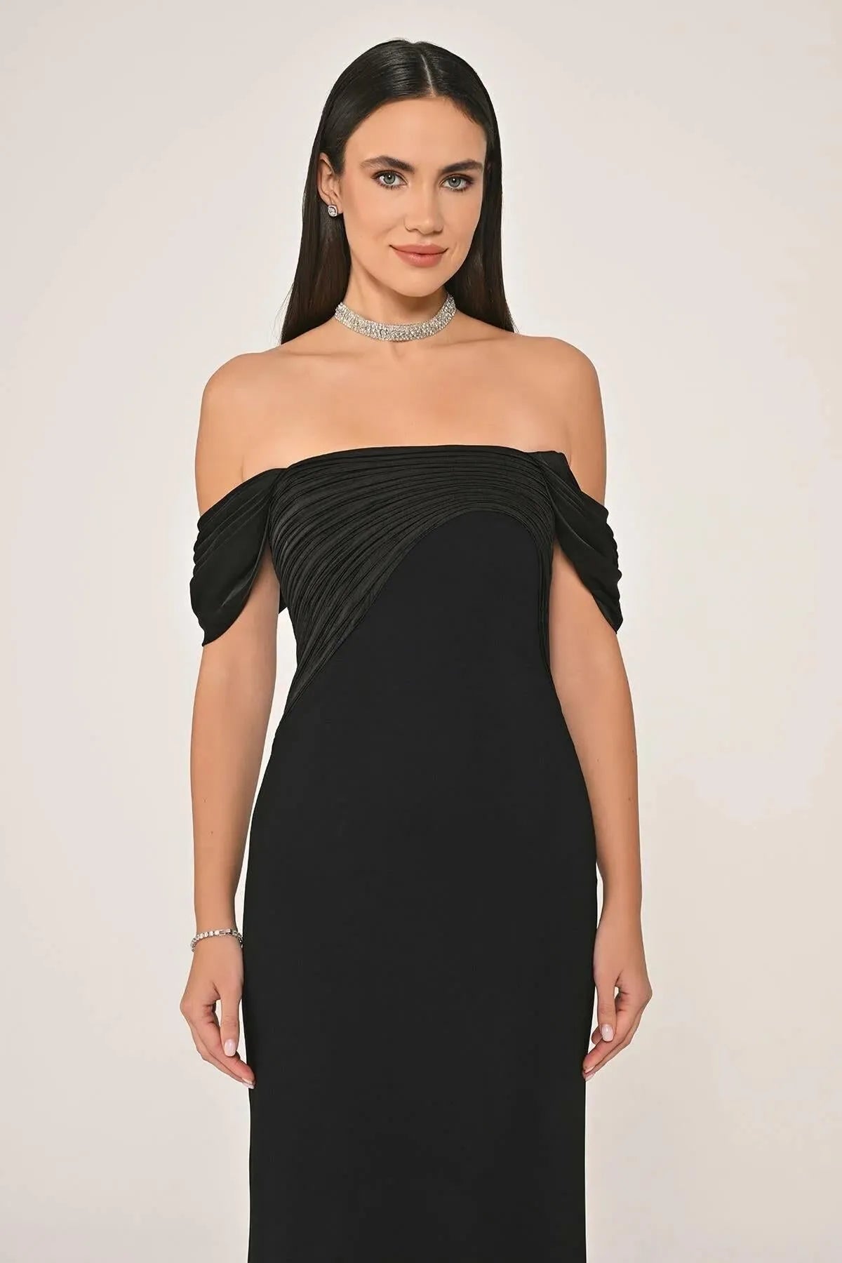 Düşük Omuz Saten Yaka Krep Uzun Abiye Elbise