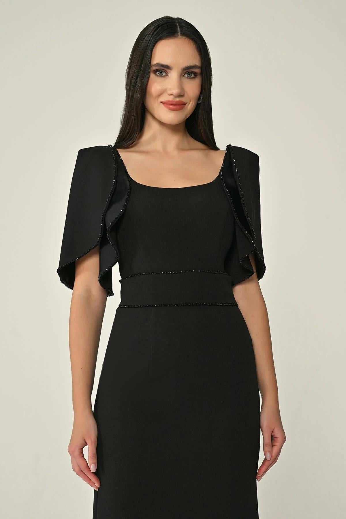 فستان سهرة متوسط الطول من الكريب الحجري المخطط بأكمام واسعة