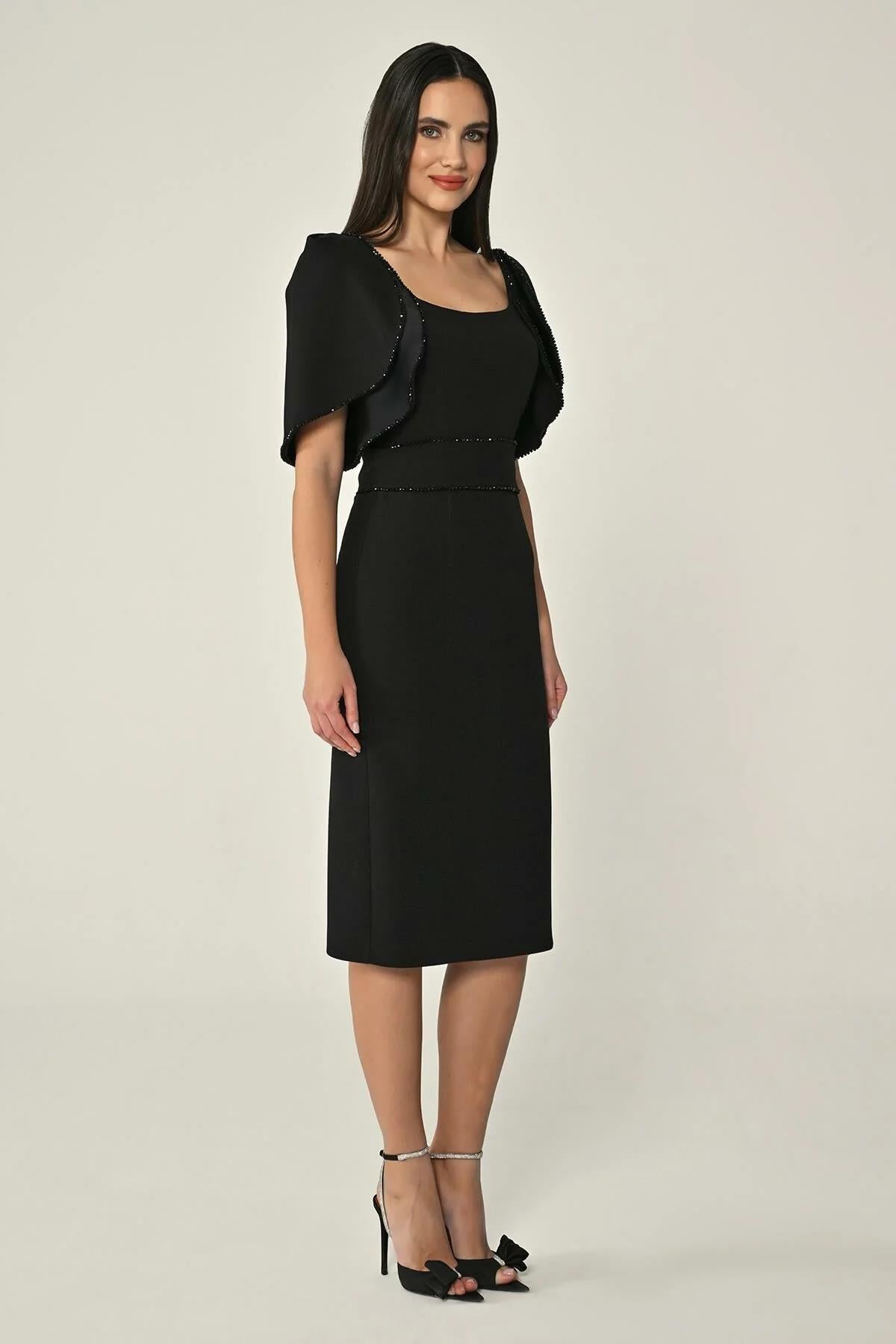 فستان سهرة متوسط الطول من الكريب الحجري المخطط بأكمام واسعة