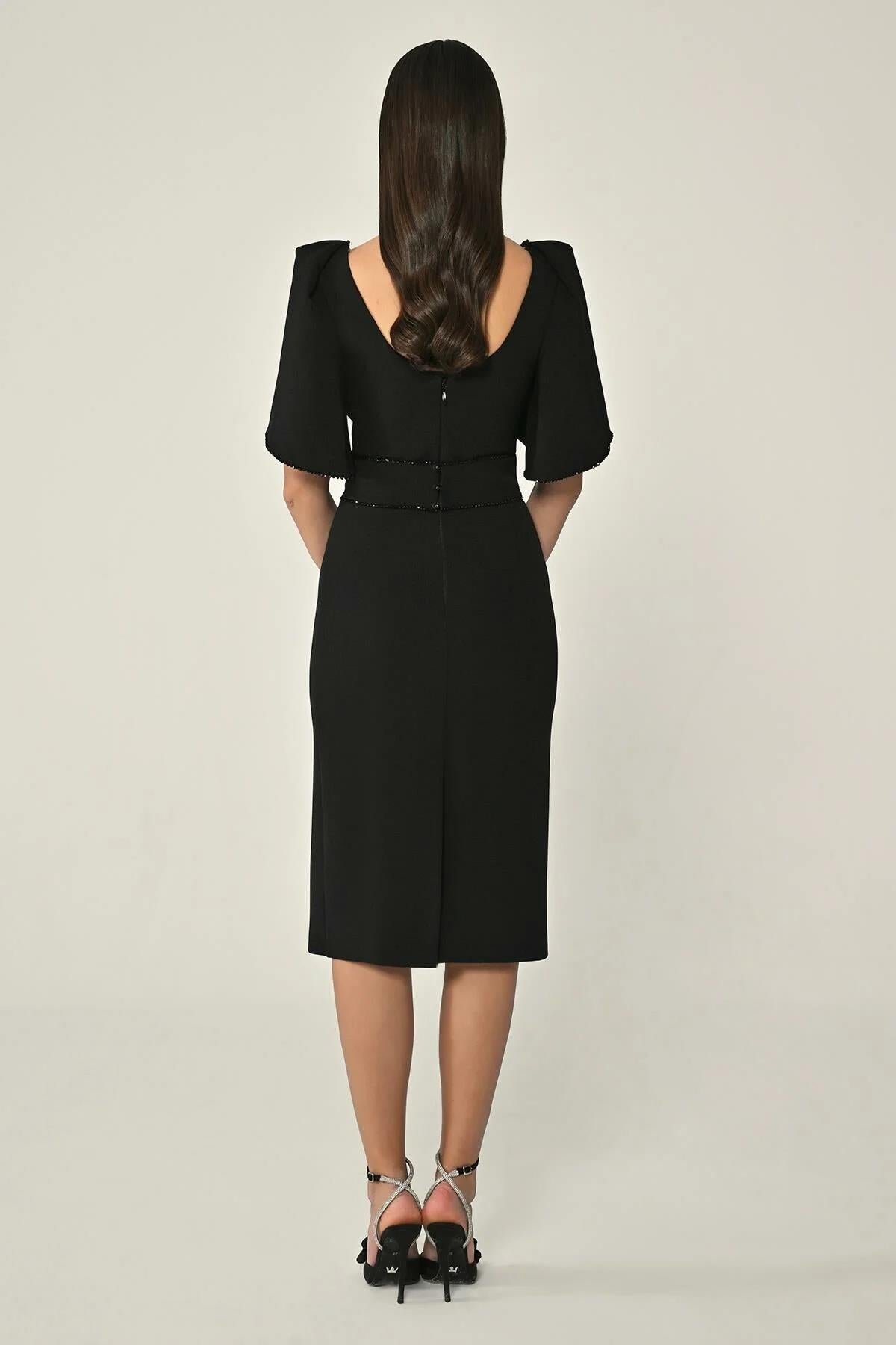 فستان سهرة متوسط الطول من الكريب الحجري المخطط بأكمام واسعة