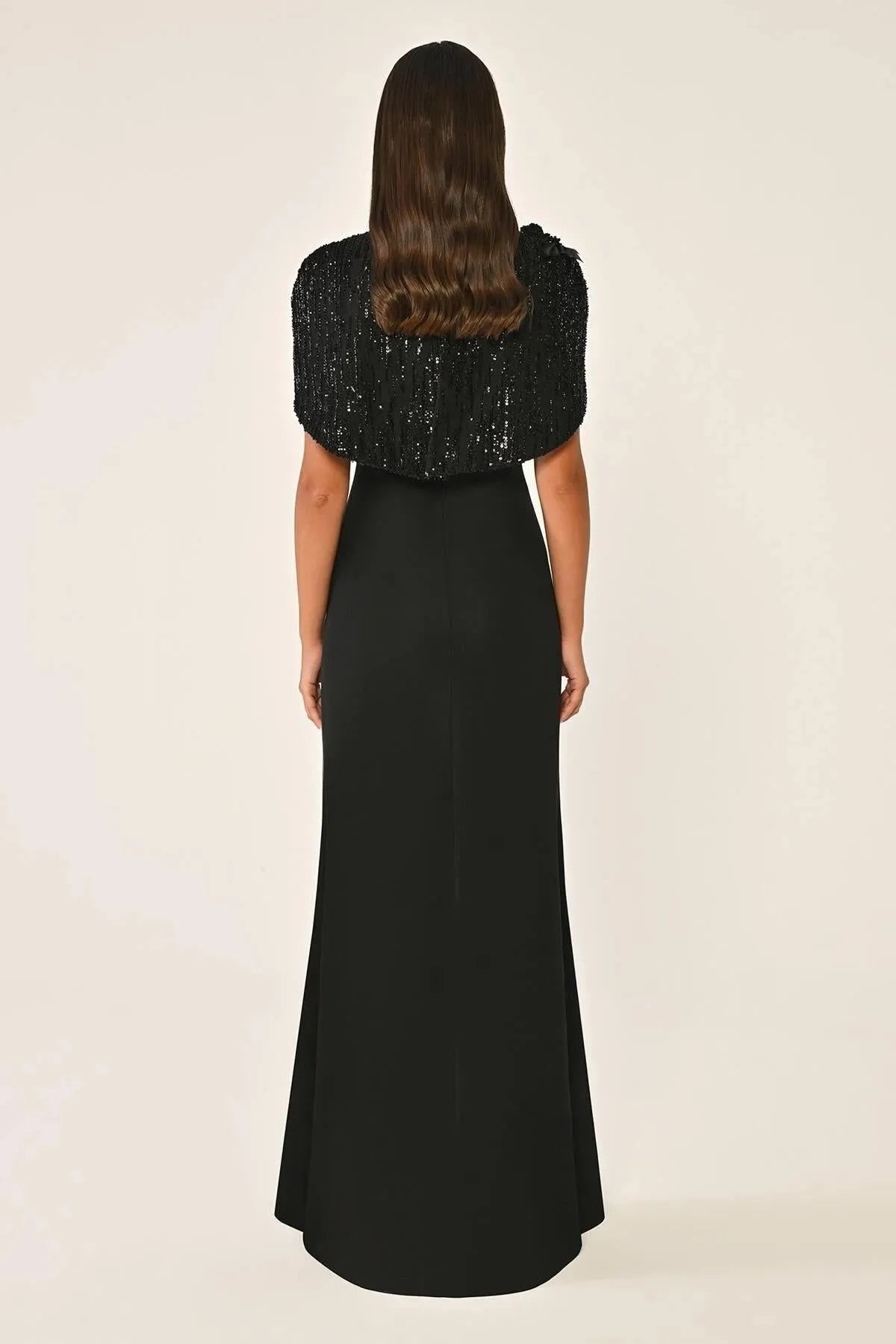 فستان سهرة طويل من الكريب مع شال من الترتر وإكسسوار على الكتف مزين بالزهور