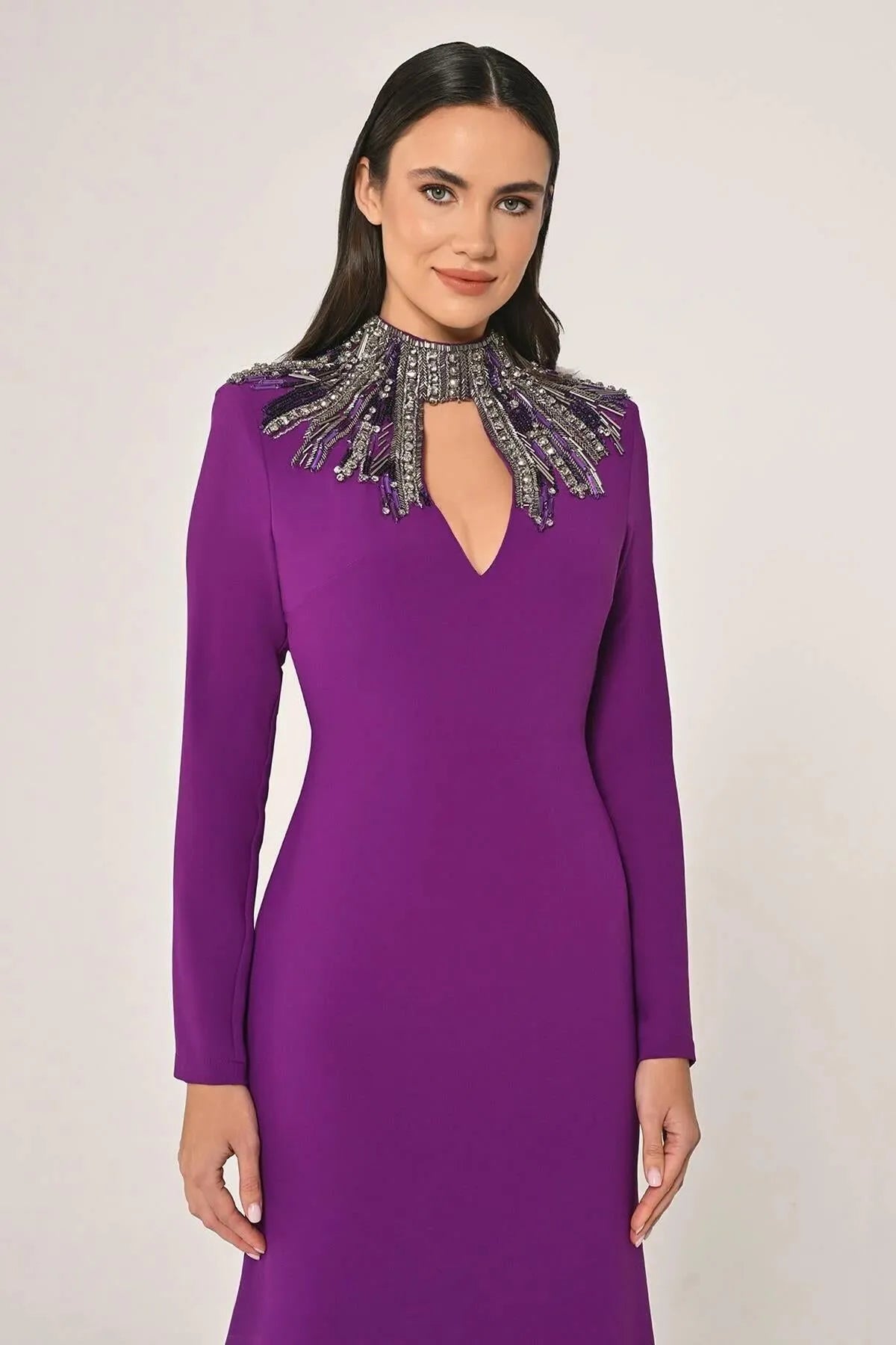 Uzun Kollu Üst Aksesarlı Sırt Dekolteli Krep Uzun Abiye Elbise