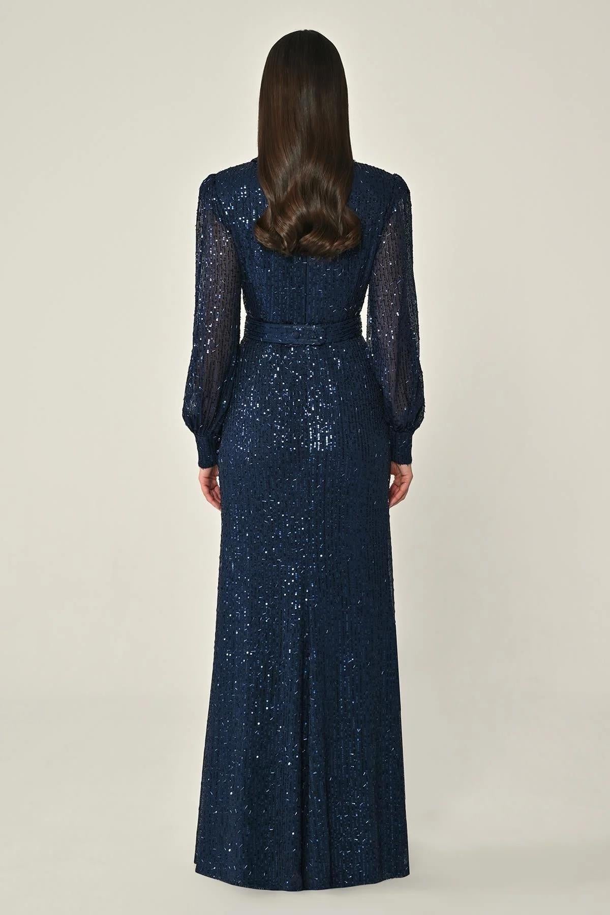 فستان سهرة طويل بحزام وأكمام طويلة وياقة ومقاس كبير