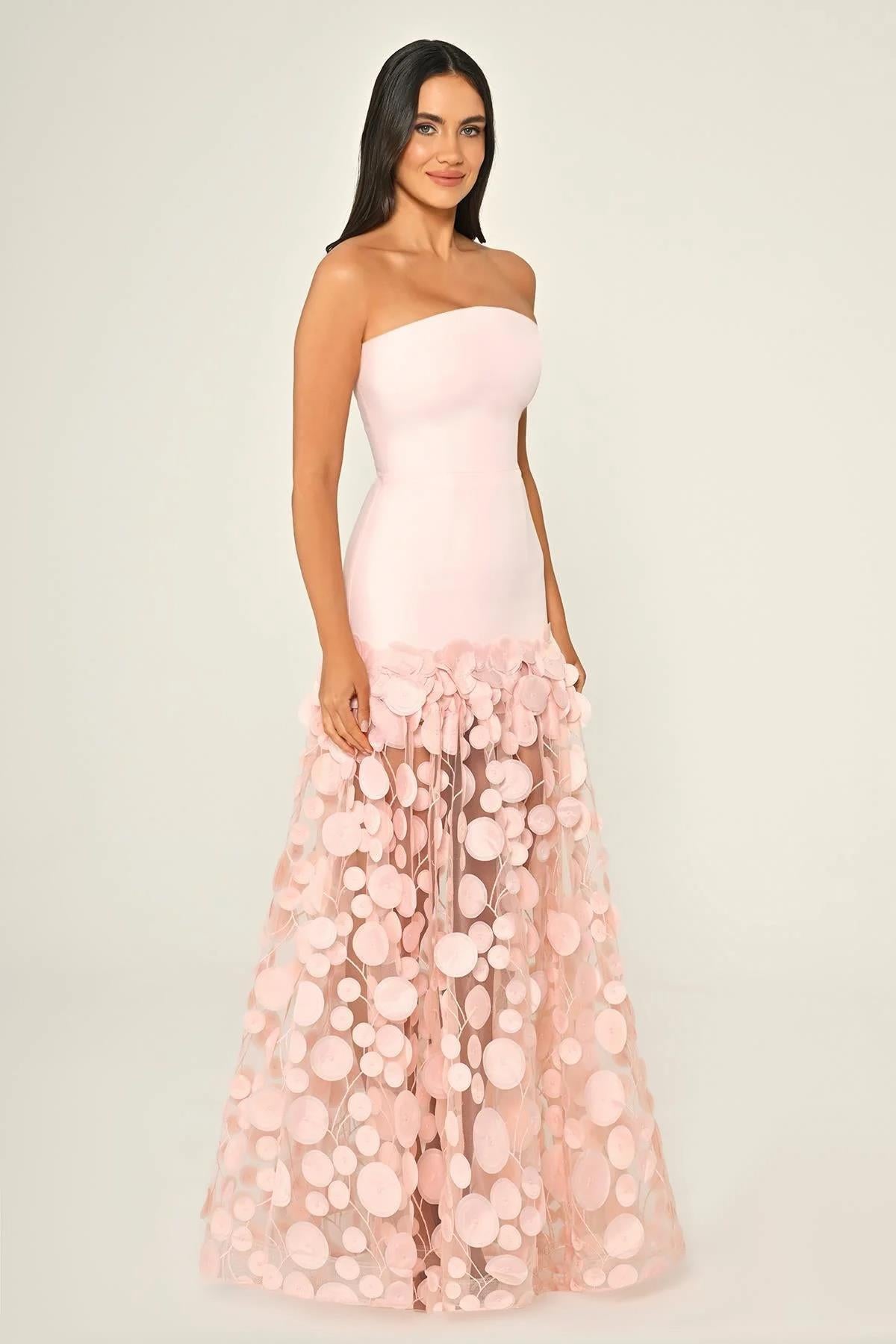 Straplez Üst Krep Eteği Üç Boyutlu Tül Uzun Abiye Elbise