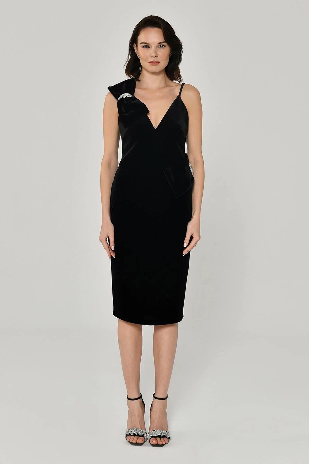 Aksesuarlı Kadife V Yaka Midi Abiye Elbise