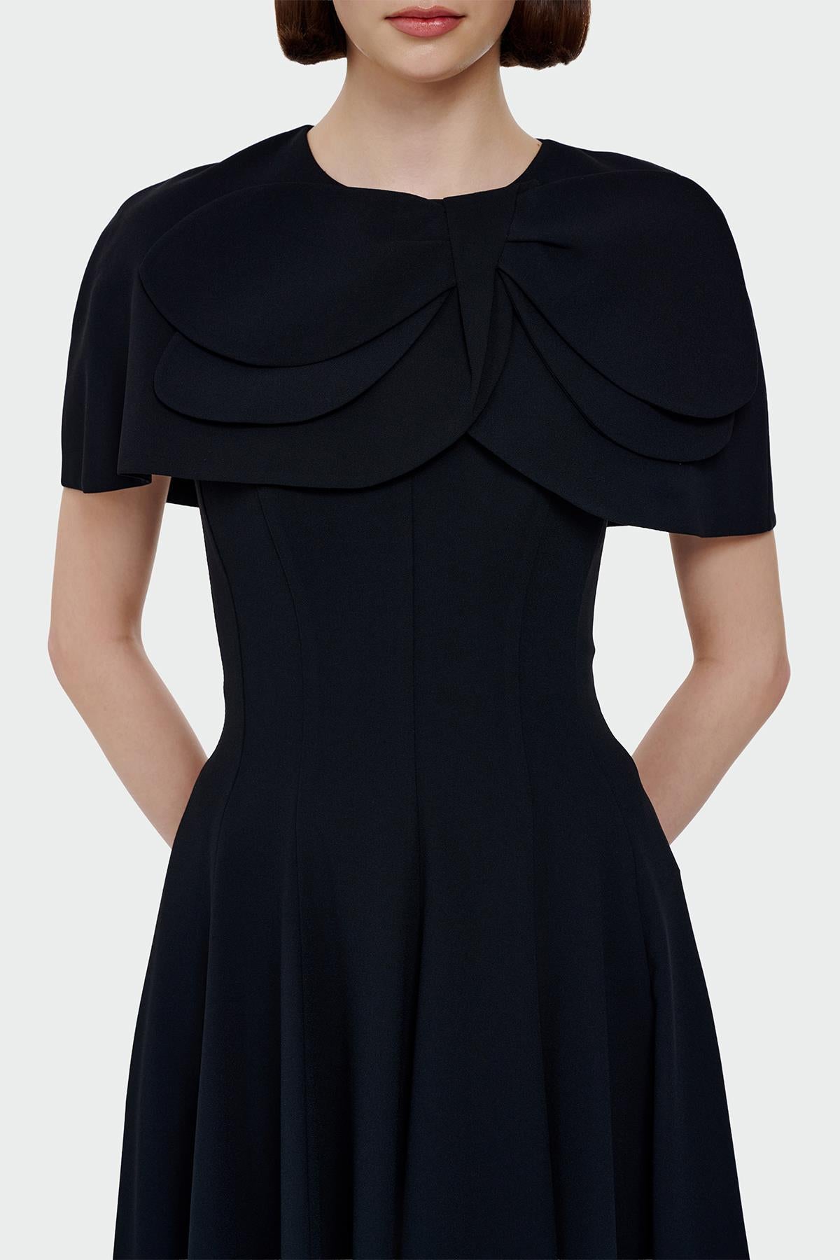 فستان سهرة بدون حمالات مع تنورة واسعة وتفاصيل بوليرو