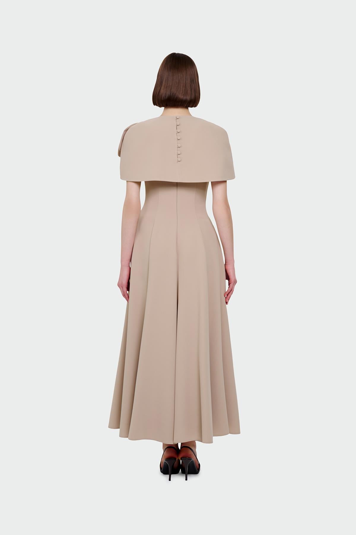 فستان سهرة بدون حمالات مع تنورة واسعة وتفاصيل بوليرو