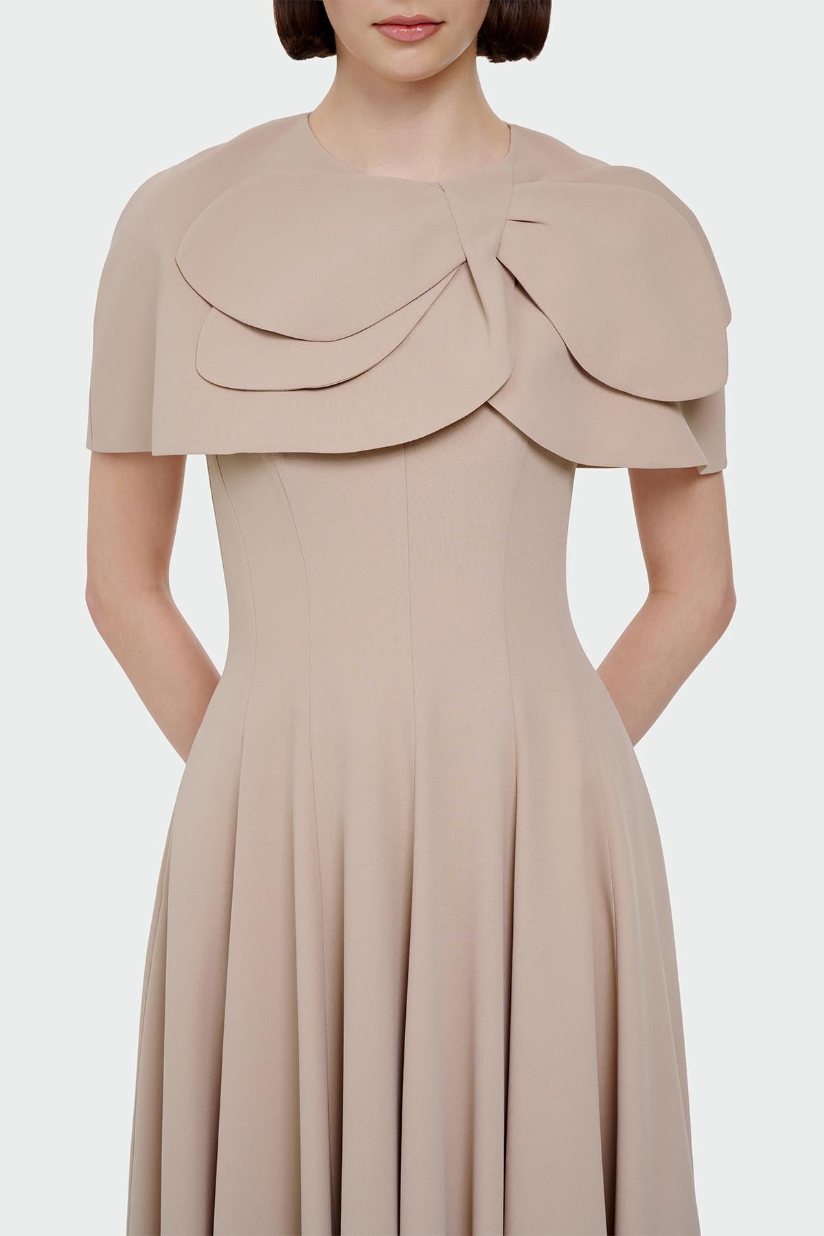 فستان سهرة بدون حمالات مع تنورة واسعة وتفاصيل بوليرو