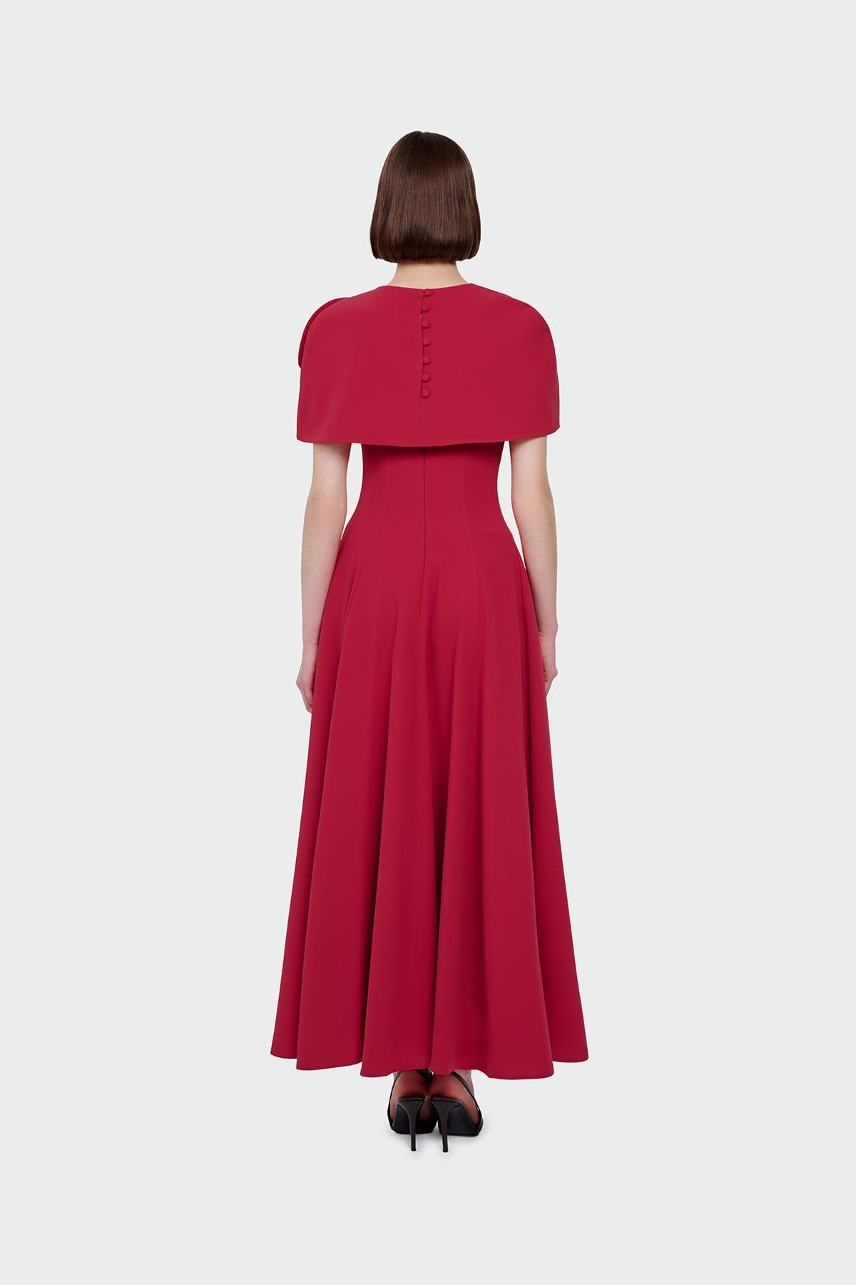 فستان سهرة بدون حمالات مع تنورة واسعة وتفاصيل بوليرو