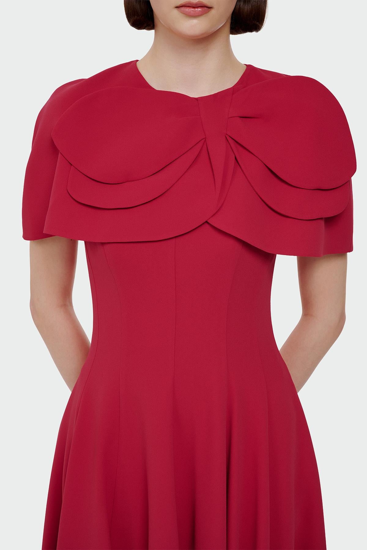 فستان سهرة بدون حمالات مع تنورة واسعة وتفاصيل بوليرو