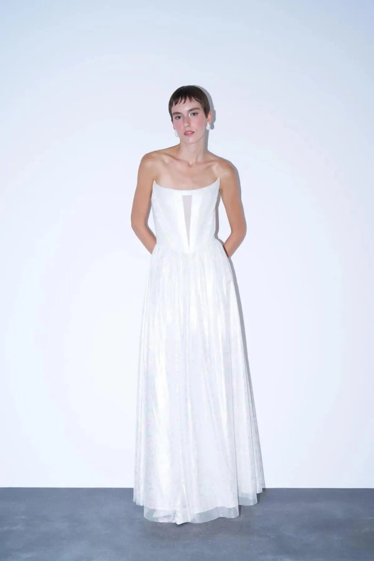 فستان سهرة طويل من الأورجانزا بدون حمالات