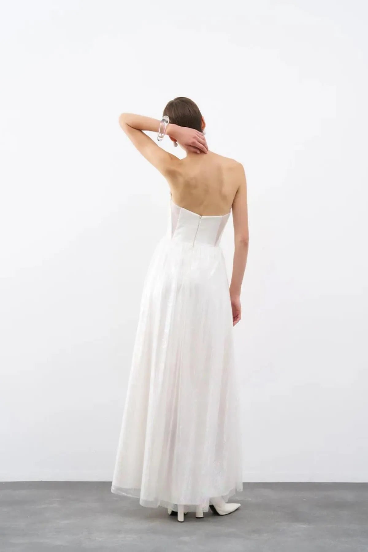 فستان سهرة طويل من الأورجانزا بدون حمالات