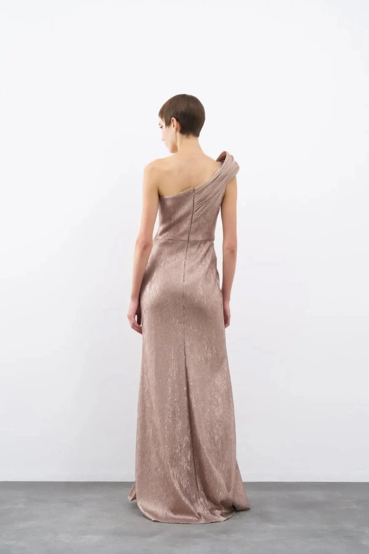 فستان سهرة طويل بكتف واحد مزين بالترتر وتفاصيل الأورجانزا