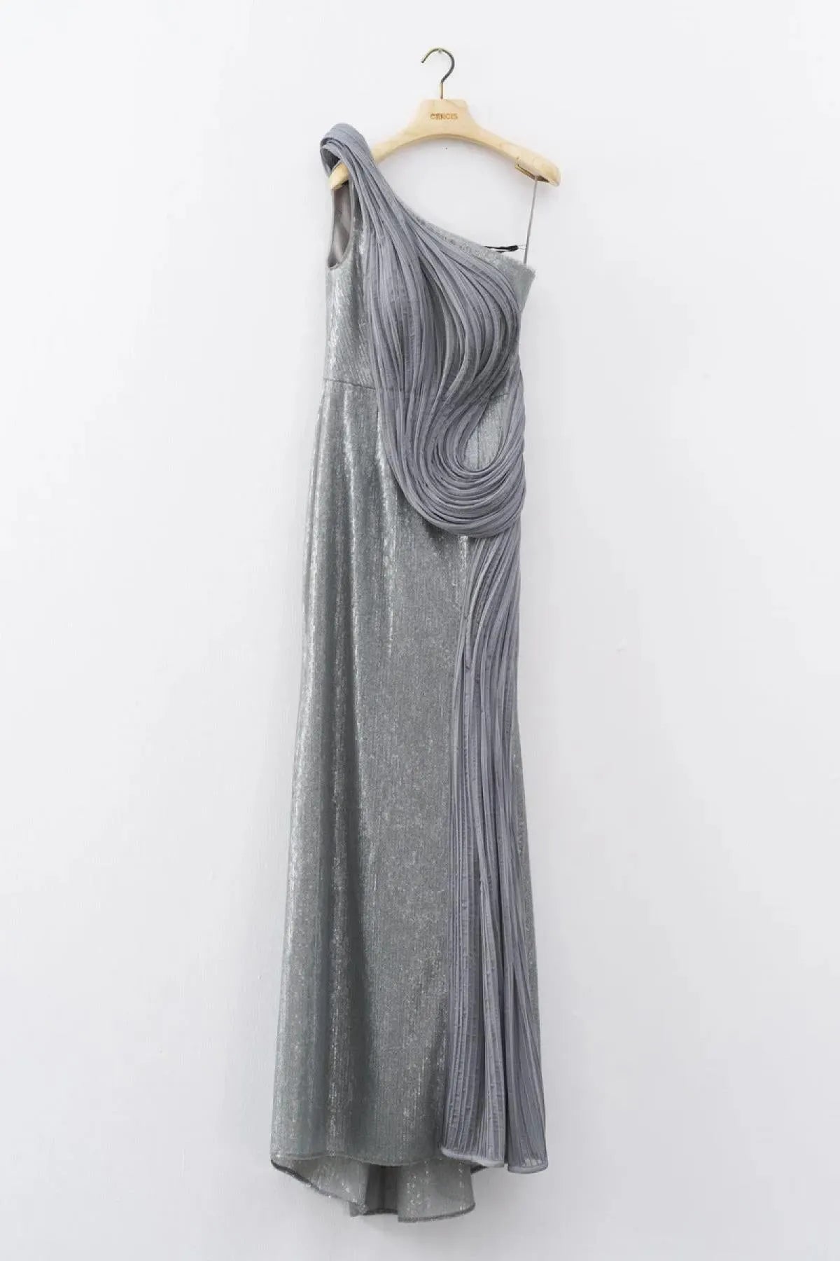 فستان سهرة طويل بكتف واحد مزين بالترتر وتفاصيل الأورجانزا