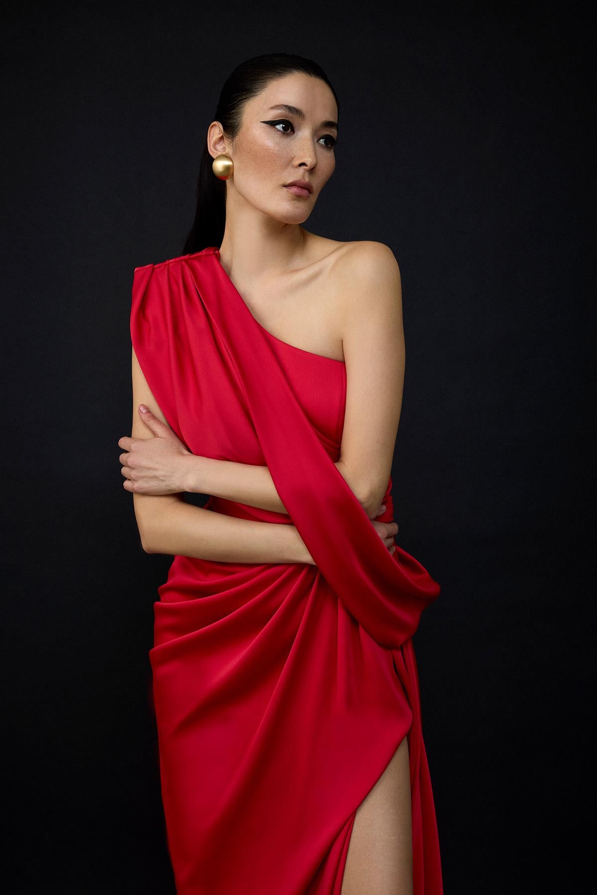 Drapeli Yırtmaçlı Tek Omuz Uzun Saten Abiye Elbise