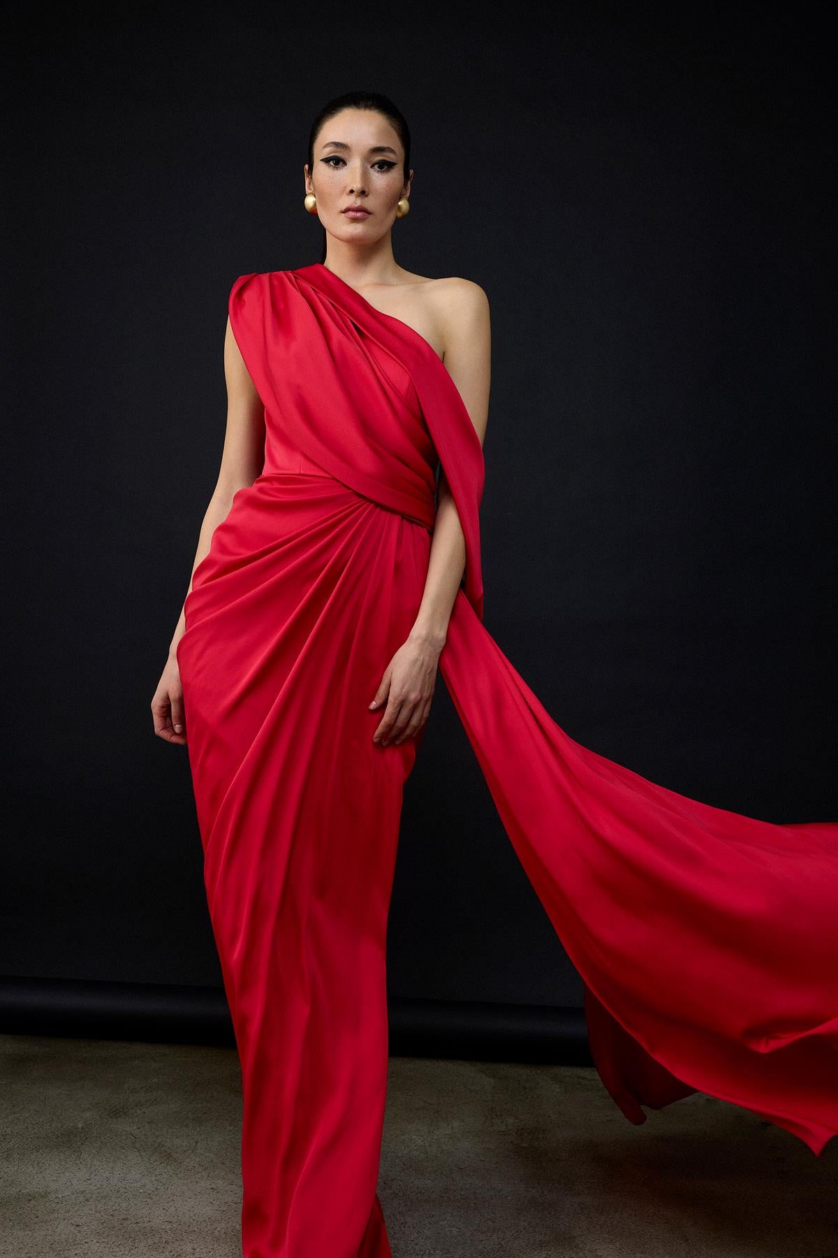 Drapeli Yırtmaçlı Tek Omuz Uzun Saten Abiye Elbise