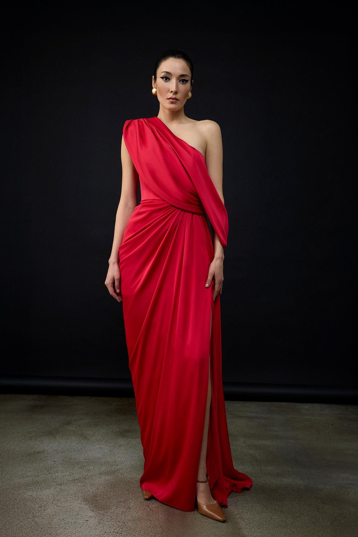 Drapeli Yırtmaçlı Tek Omuz Uzun Saten Abiye Elbise