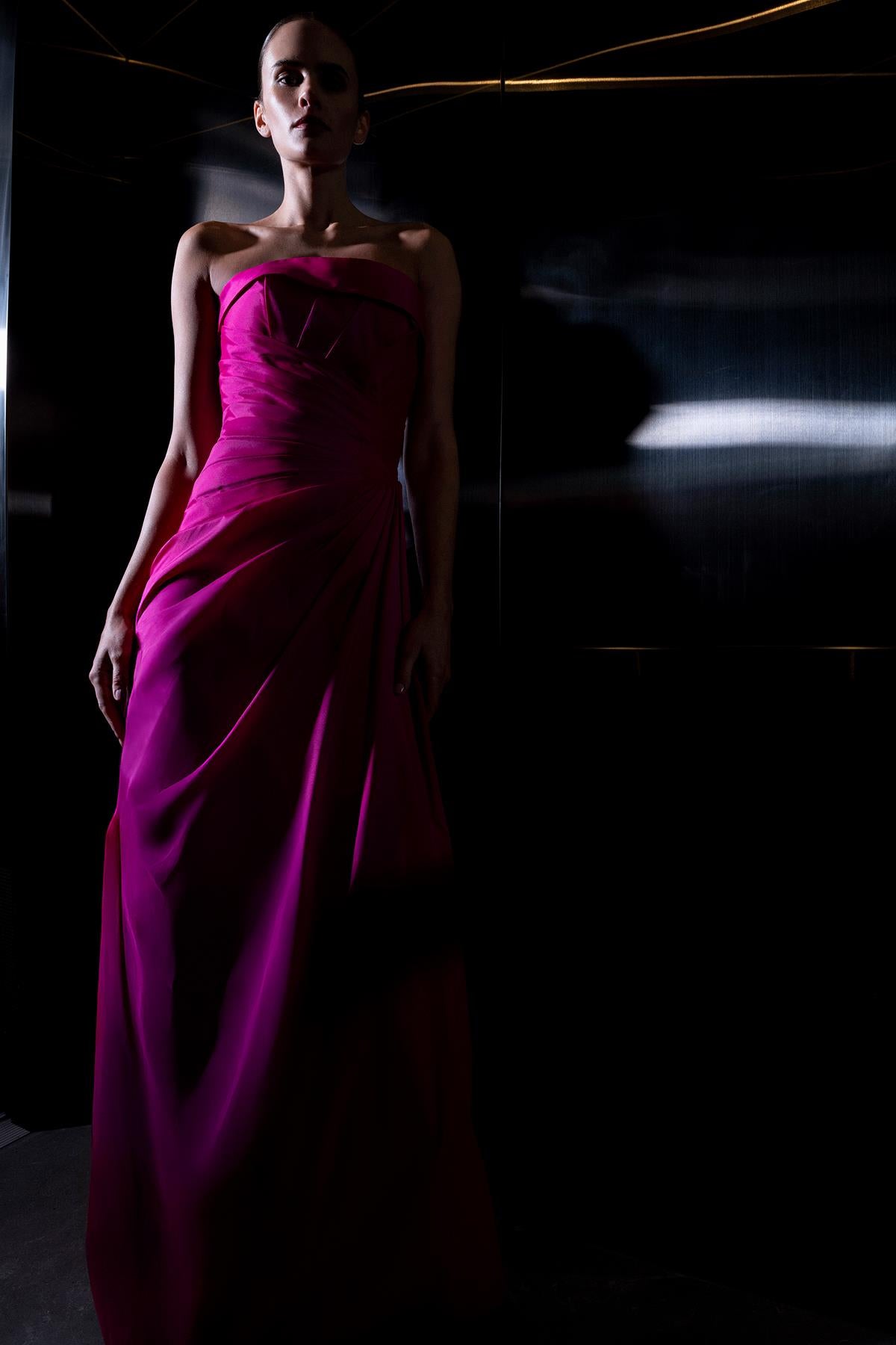 فستان سهرة طويل بدون حمالات بفتحة جانبية