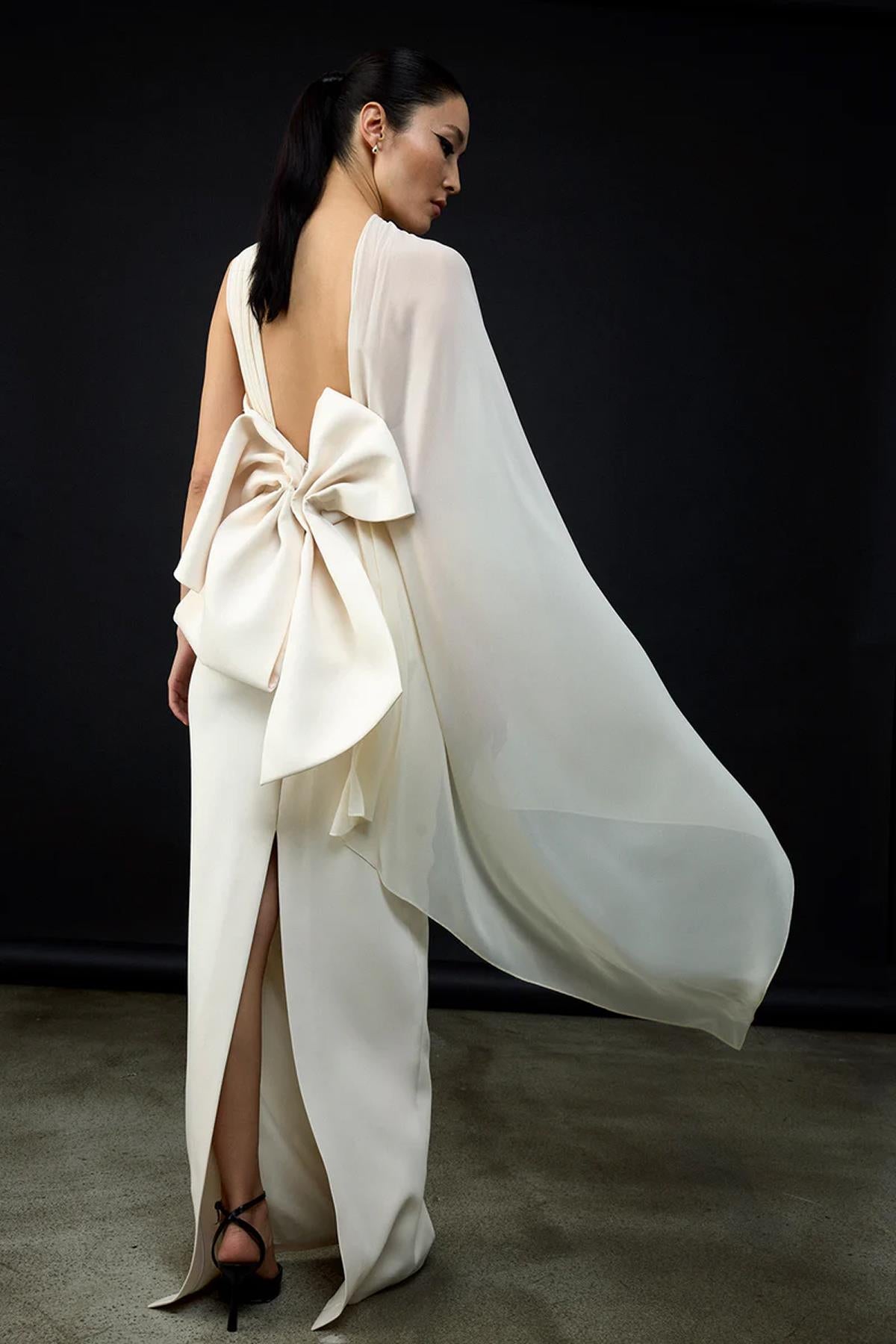 Tül Pelerinli Arka Fiyonk Detaylı Straplez Uzun Abiye Elbise