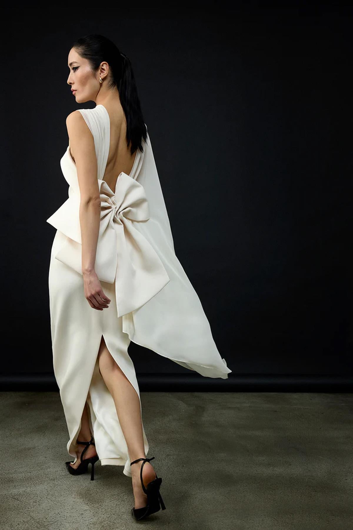 Tül Pelerinli Arka Fiyonk Detaylı Straplez Uzun Abiye Elbise