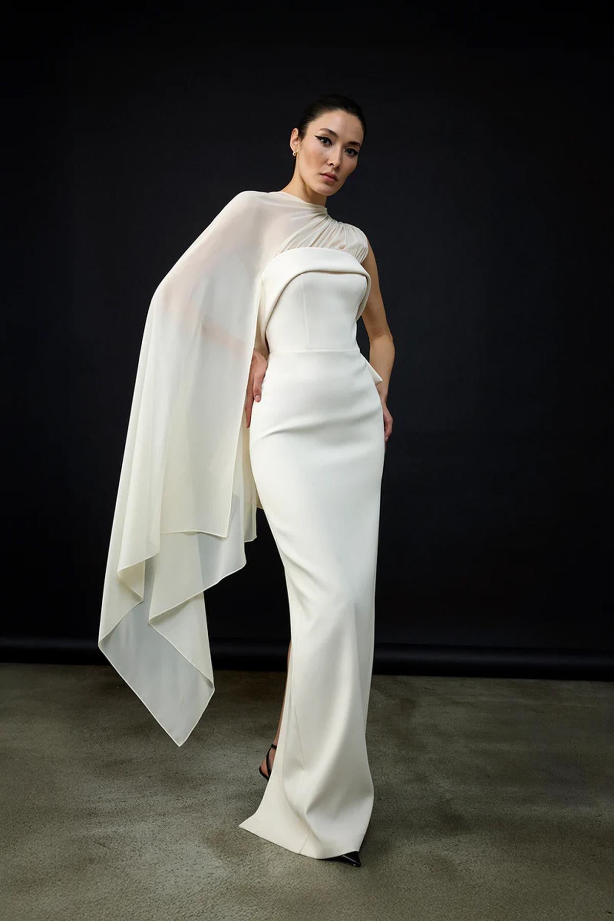 Tül Pelerinli Arka Fiyonk Detaylı Straplez Uzun Abiye Elbise