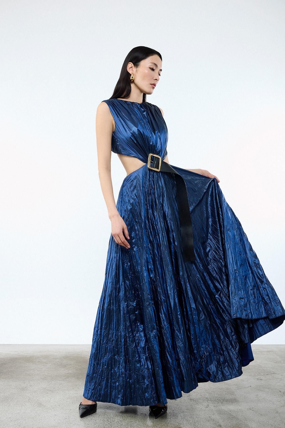 فستان سهرة مطوي مع حزام مطوي