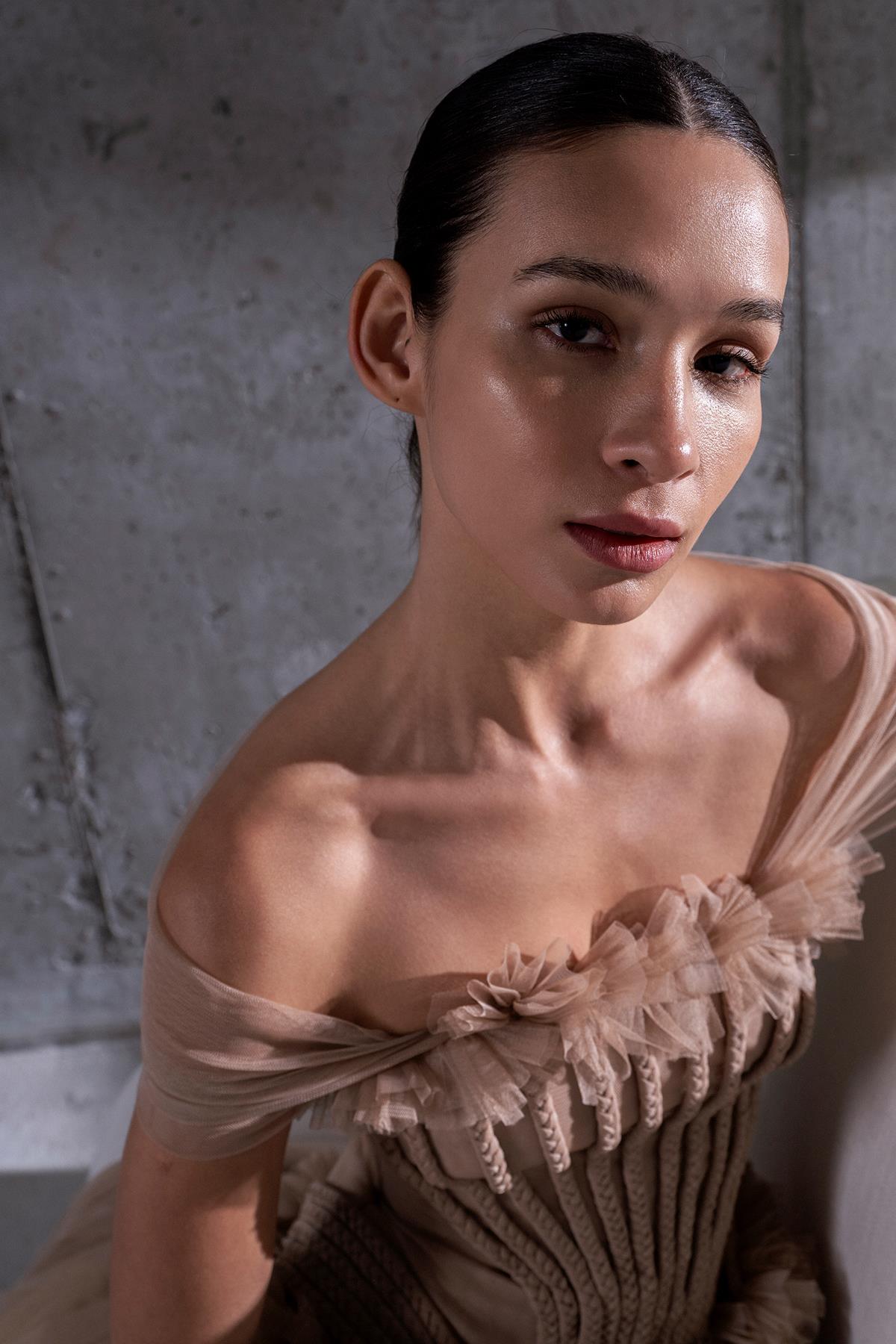 فستان سهرة طويل مكشوف الكتفين مع تفاصيل تجمع الخصر