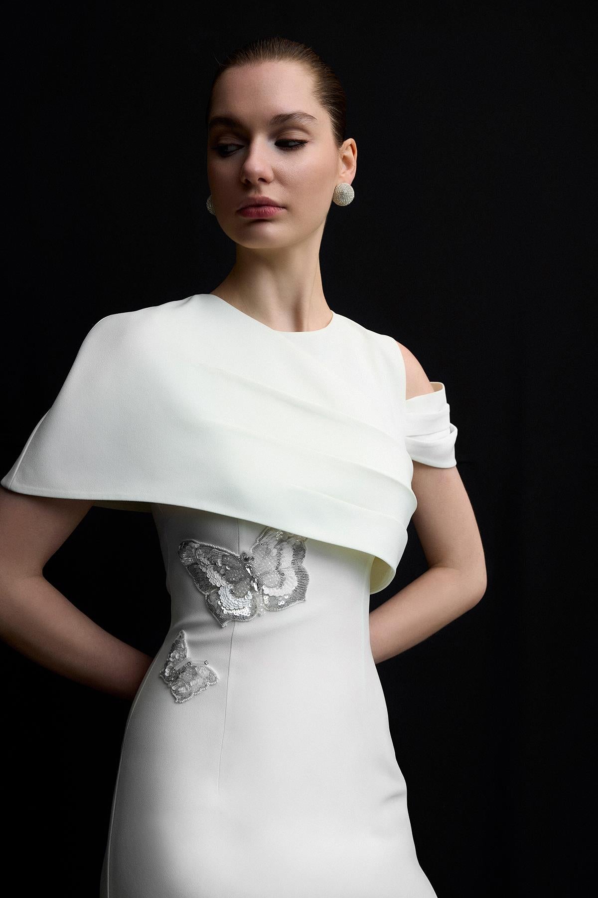 فستان سهرة طويل مطرز بتصميم غير متماثل عند الخصر