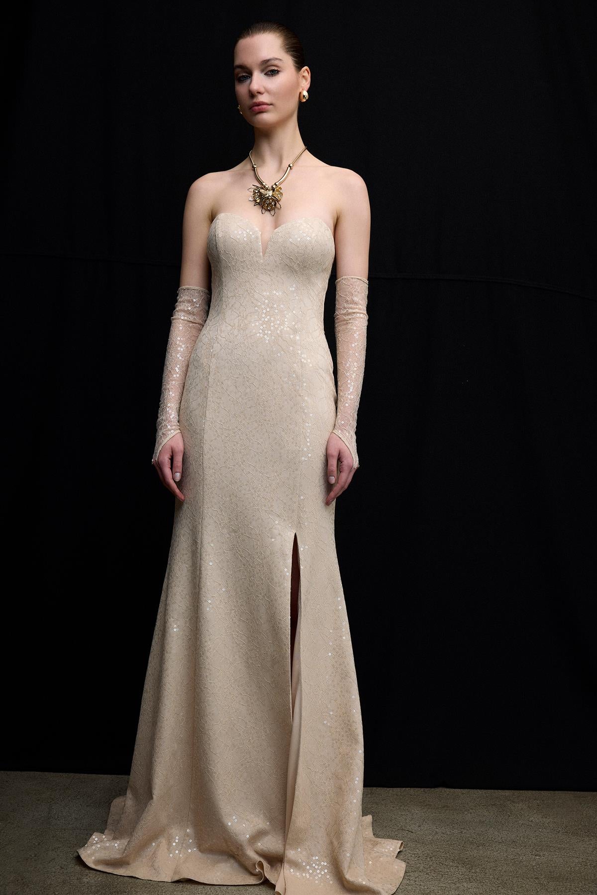 Simli Dantel Kalp Yaka Yırtmaç Detaylı Uzun Abiye Elbise