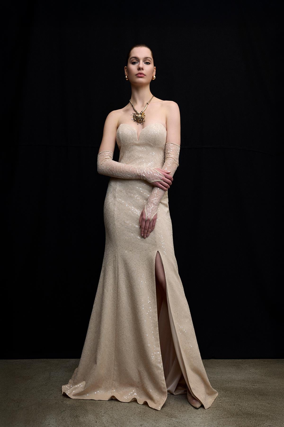 Simli Dantel Kalp Yaka Yırtmaç Detaylı Uzun Abiye Elbise