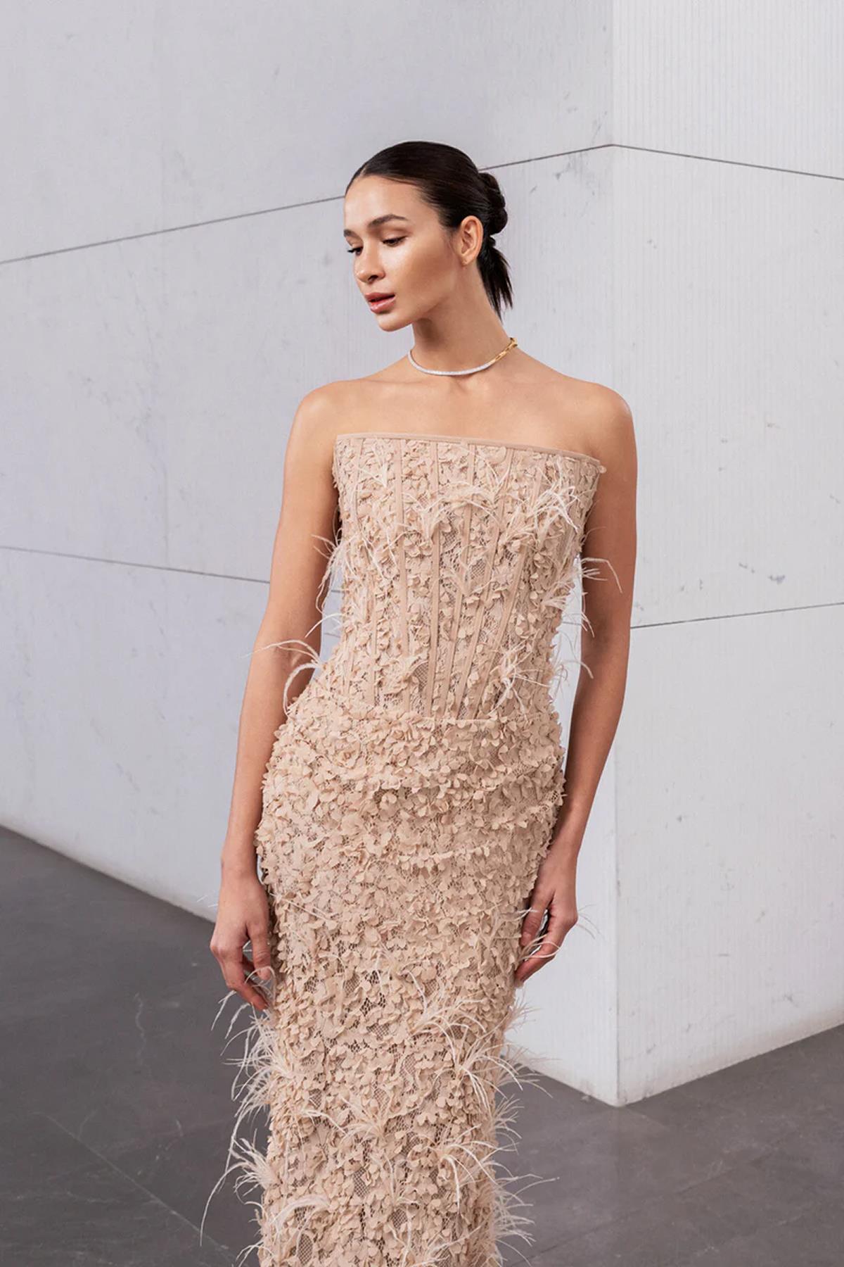 Korsajlı Tüy Detaylı Straplez Uzun Abiye Elbise