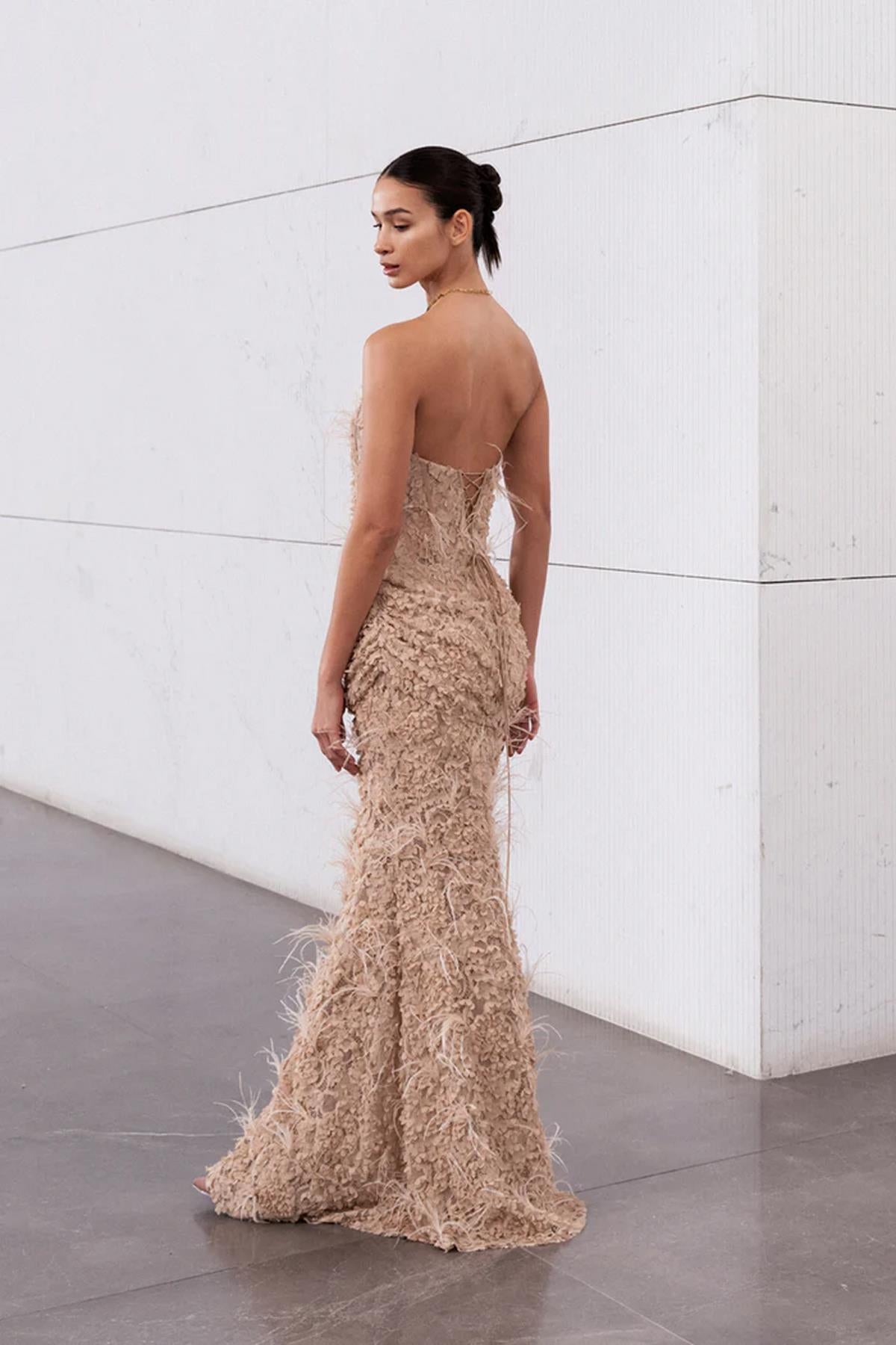 Korsajlı Tüy Detaylı Straplez Uzun Abiye Elbise