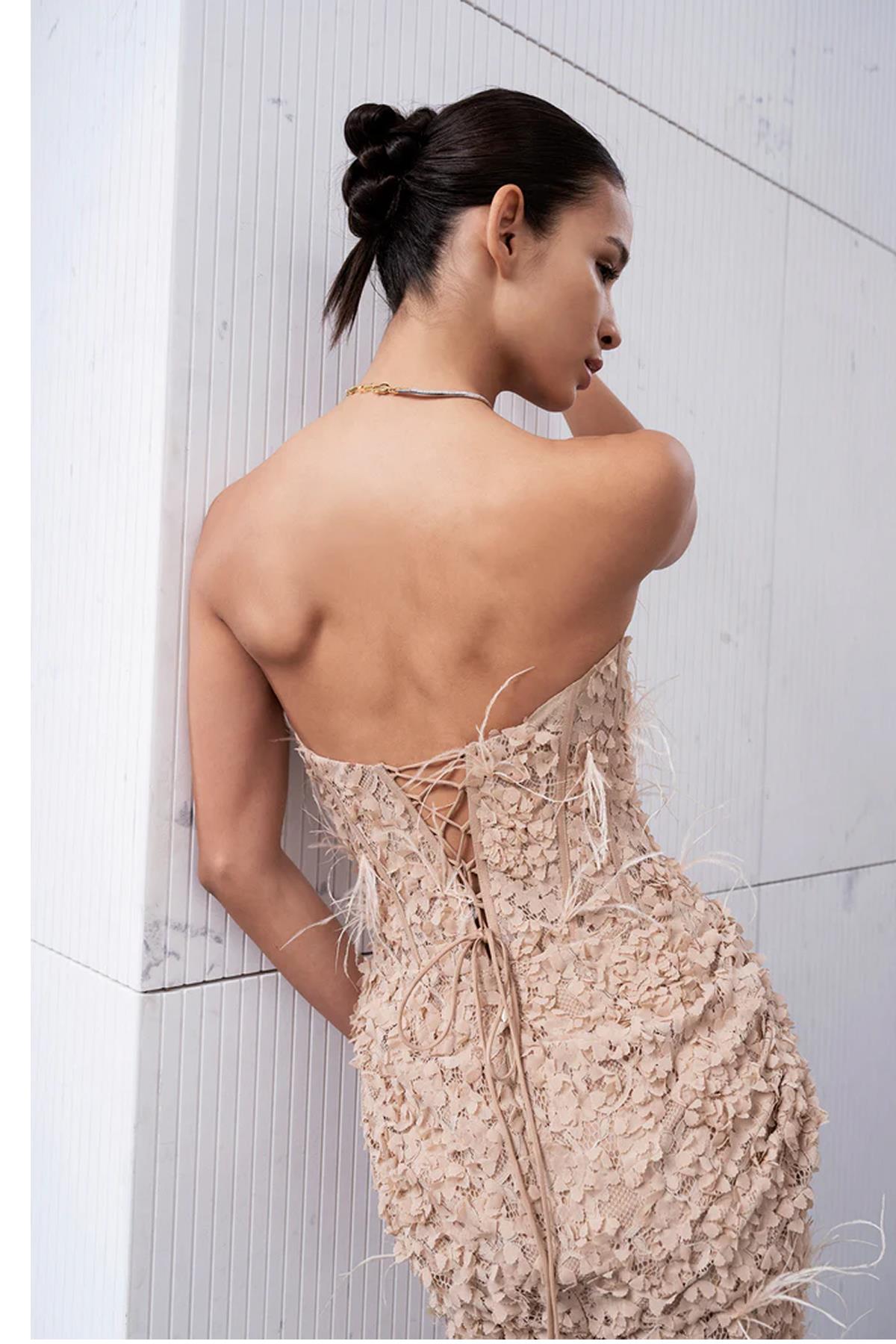 Korsajlı Tüy Detaylı Straplez Uzun Abiye Elbise