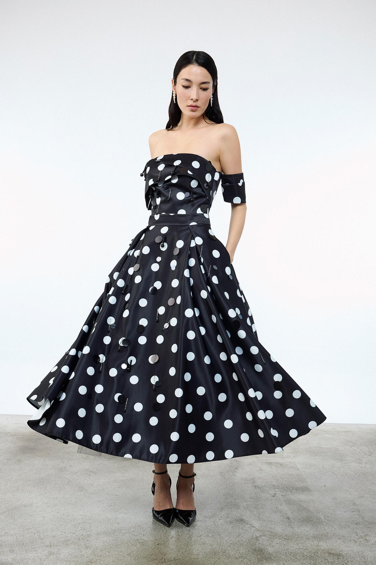 Puantiye Desenli Omzu Açık Midi Abiye Takım