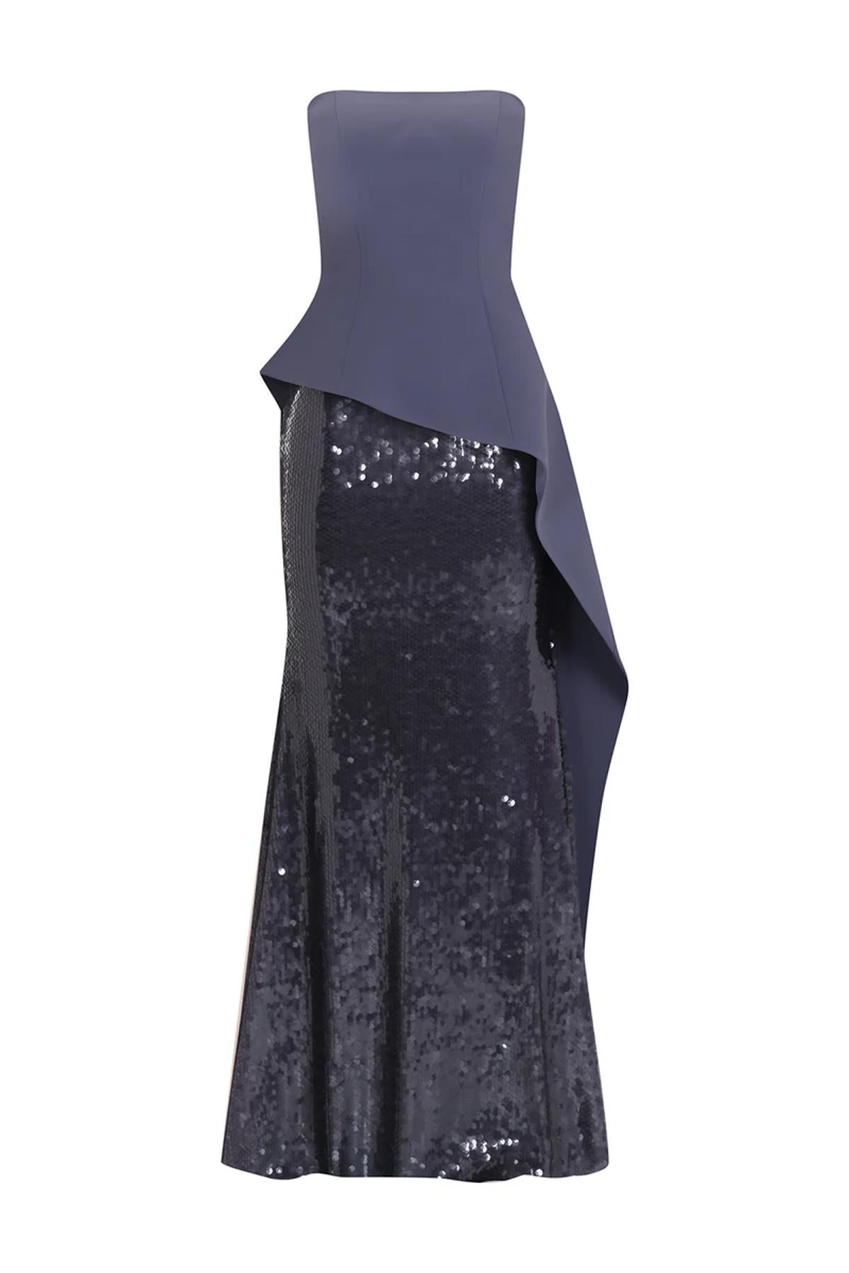 فستان سهرة من الكريب بدون حمالات ومزين بالترتر