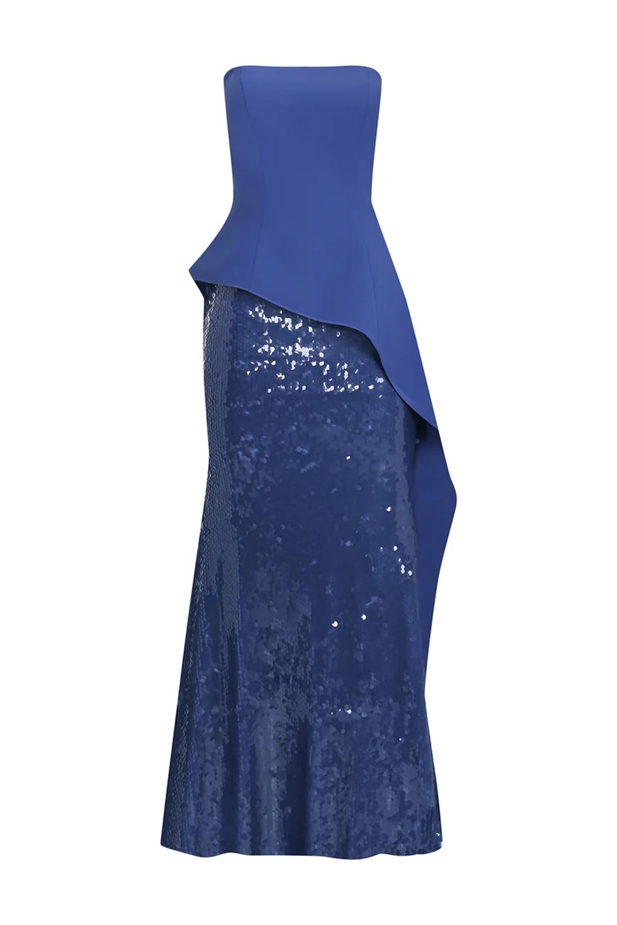 فستان سهرة من الكريب بدون حمالات ومزين بالترتر