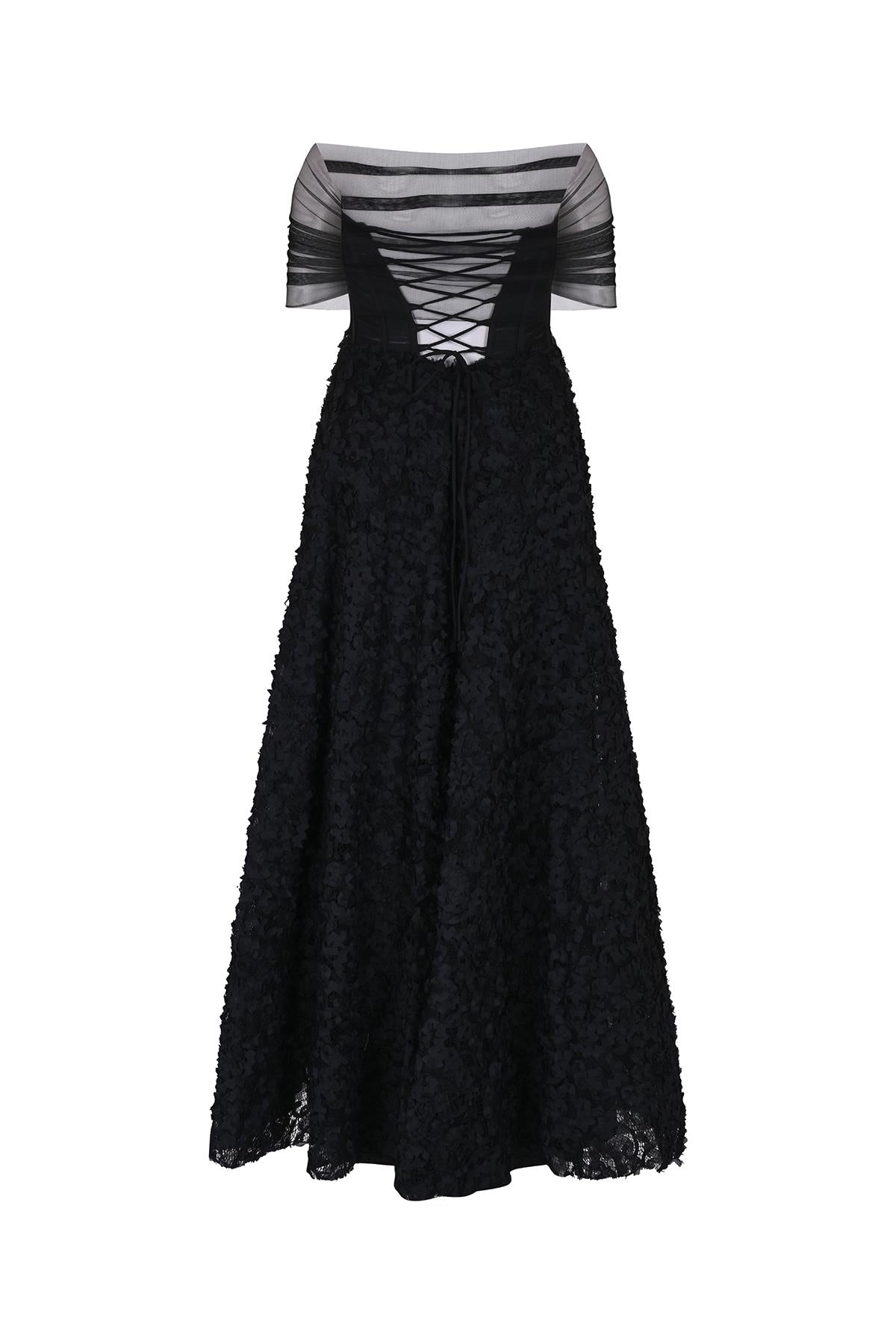 فستان سهرة طويل شفاف مزين بالورود عند الصدر