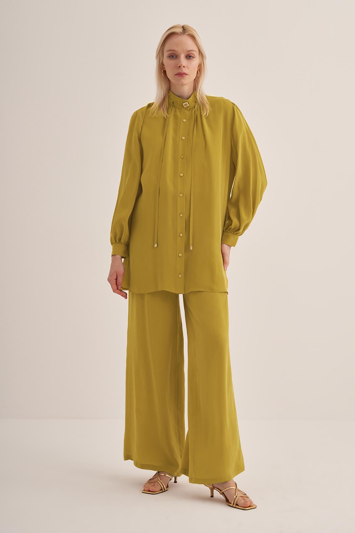 تونيك مع تفاصيل دانتيل على الياقة